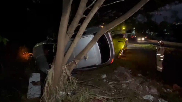 carro-capota-na-br-467,-em-cascavel,-e-motorista-foge-antes-da-chegada-do-socorro