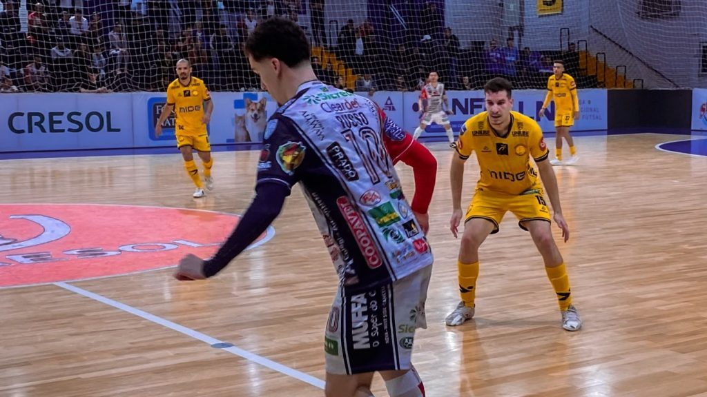praia-clube-sai-na-frente-com-dois-gols,-mas-cede-empate-ao-cascavel-por-2-a-2