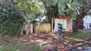 casa-abandonada-e-tomada-por-chamas-e-exige-combate-dos-bombeiros-em-cascavel