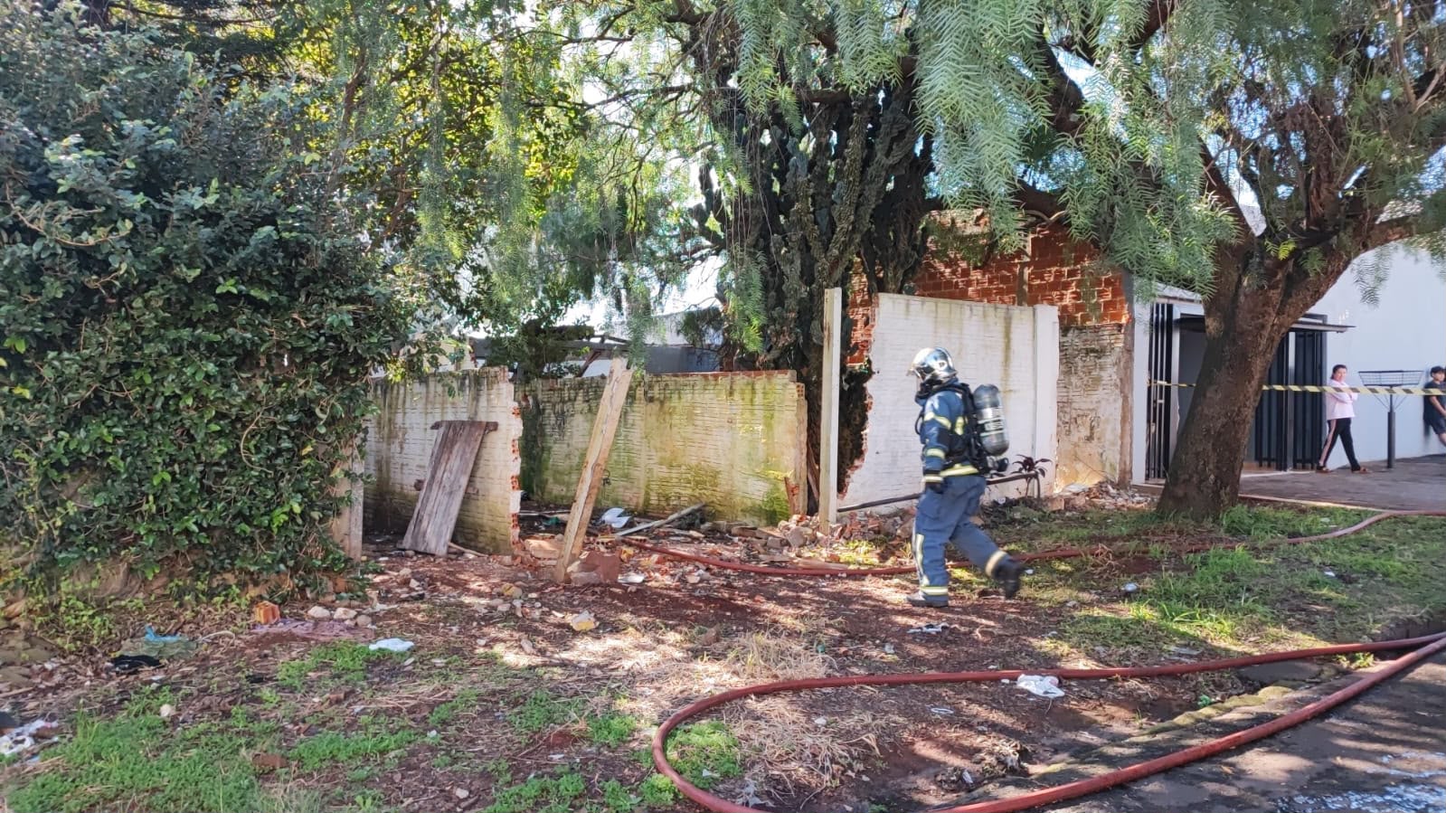 casa-abandonada-e-tomada-por-chamas-e-exige-combate-dos-bombeiros-em-cascavel