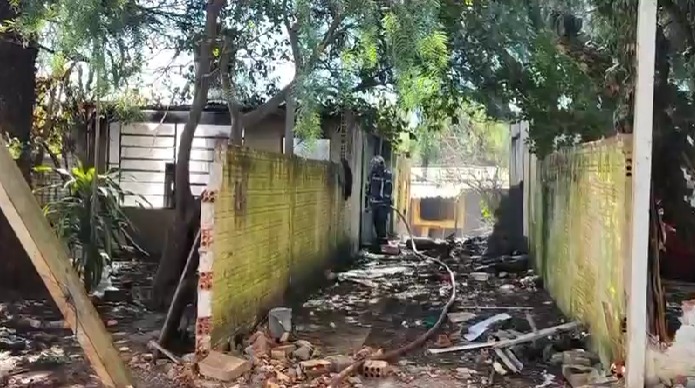incendio-atinge-residencia-abandonada-no-bairro-parque-sao-paulo,-em-cascavel