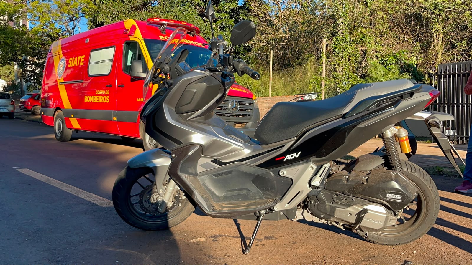 motociclista-fica-ferido-apos-atingir-porta-de-carro-aberta-no-bairro-cancelli
