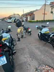 operacao-de-transito-aborda-79-veiculos-e-recolhe-motocicletas-na-regiao-norte-de-cascavel