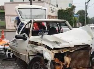 colisao-entre-tres-carros-deixa-feridos-no-centro,-em-cruzamento-com-semaforo
