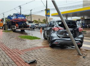 ocupantes-de-carro-ficam-feridas-em-acidente-com-caminhao-no-centro-de-cascavel