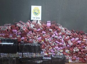 pm-apreende-330-kg-de-maconha-e-recupera-carro-roubado-do-df-em-foz-do-iguacu