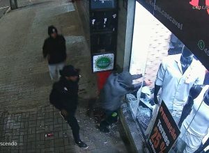 tres-homens-invadem-e-furtam-loja-de-roupas-no-centro-de-cascavel