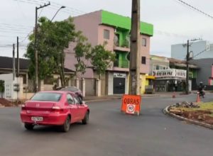 copel-retira-poste-no-meio-da-rua-rio-da-paz-em-cascavel;-rua-esta-interditada