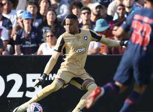 ederson-se-machuca-e-john,-ex-botafogo,-e-convocado-para-amistosos