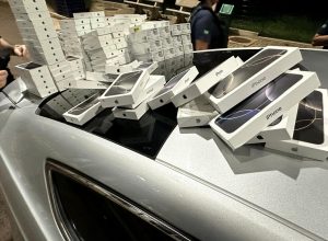 receita-federal-e-pm-apreendem-centenas-de-celulares-em-fundo-falso-de-carro-na-pr-585