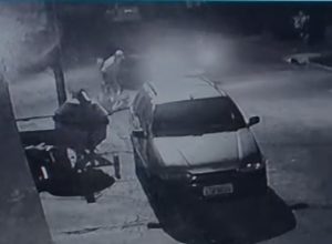 cameras-registram-carro-desgovernado-quase-atropelando-catador-e-cachorro-em-cascavel