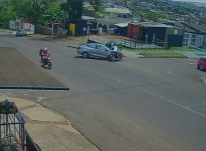 acidente-entre-moto-e-carro-deixa-adolescente-ferido-e-com-dentes-quebrados-em-cascavel