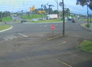camera-de-seguranca-registra-acidente-entre-carro-e-caminhao-na-br-277-em-cascavel