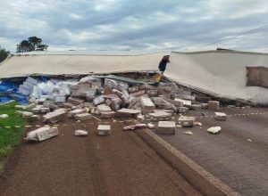 batida-entre-dois-caminhoes-e-carro-deixa-dois-feridos-na-br-369-em-cascavel