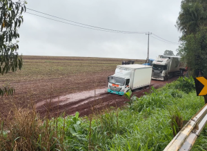 caminhoes-ficam-atolados-por-mais-de-12-horas-em-desvio-na-br-369-em-cascavel