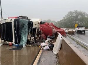 motorista-de-carreta-morre-em-tombamento-na-br-163-em-lindoeste
