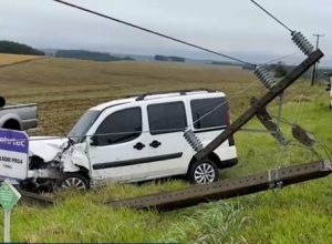 motorista-perde-o-controle-e-bate-em-poste-na-pr-180-em-cascavel