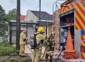 bombeiros-controlam-incendio-em-residencia-com-mangueira-de-jardim-em-cascavel
