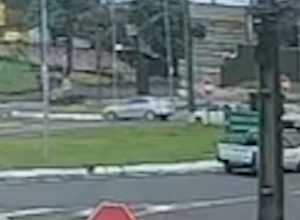 camera-registra-acidente-entre-carro-e-motociclista-no-trevo-da-portal-em-cascavel
