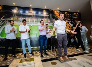 falcao-coloca-os-pes-no-hall-da-fama-do-estadio-rei-pele