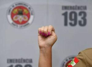 o-gesto-discreto-que-virou-simbolo-universal-de-socorro