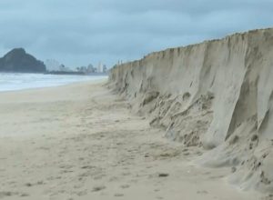 paredao-de-areia-se-forma-apos-ressaca-em-praia-do-parana