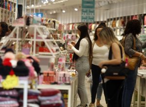 comercio-de-cascavel-tem-horario-estendido-nesta-quinta-e-sexta-feira