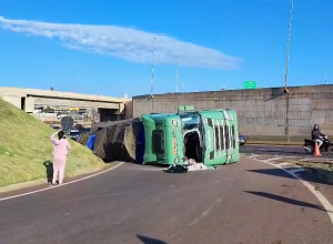 carreta-tomba-e-interdita-alca-de-acesso-no-trevo-cataratas-em-cascavel