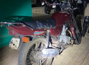 motocicleta-furtada-e-recuperada-em-bloqueio-de-transito-em-cascavel