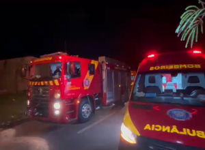 incendio-atinge-residencia-no-bairro-claudete-e-mulher-fica-ferida-ao-tentar-escapar