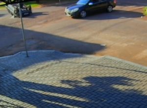 camera-de-seguranca-registra-acidente-com-capotamento-no-bairro-santo-onofre