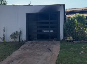 casa-pega-fogo-apos-mulher-usar-arma-caseira-para-atingir-ex-companheira-em-cascavel