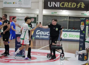 arbitros-com-deficiencia-tem-futsal-como-meio-de-sociabilidade-e-mantem-paixao-acesa