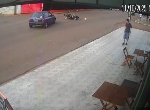 camera-registra-momento-em-que-motociclista-e-atingido-por-carro-no-bairro-periolo