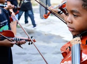 projeto-leva-aulas-de-musica-para-criancas-em-areas-vulneraveis-do-rio