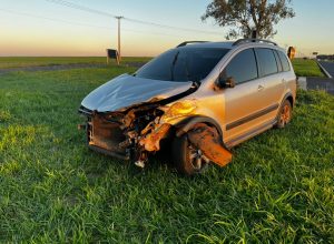 carro-e-caminhao-batem-em-trevo-da-pr-182-em-toledo