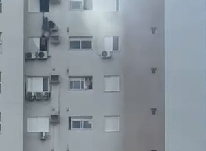 video-mostra-resgate-dramatico-de-mulher-pendurada-em-janela-durante-incendio-em-cascavel