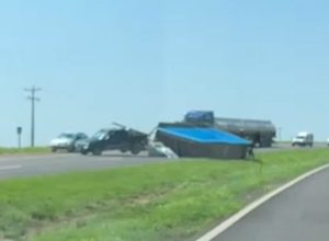 tombamento-de-carretinha-provoca-transtornos-na-br-163-em-cascavel