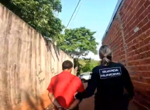 homem-e-preso-pela-guarda-municipal-em-cumprimento-de-mandado-de-prisao-em-foz-do-iguacu