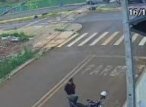 camera-flagra-acidente-entre-carro-e-moto-em-cruzamento-no-interlagos