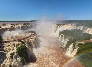 cataratas-do-iguacu-exibem-espetaculo-natural-com-vazao-quatro-vezes-acima-da-media