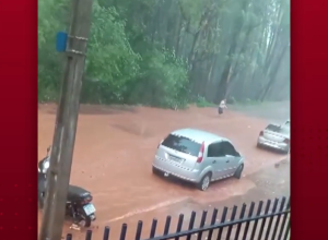 moradores-do-bairro-14-de-novembro-enfrentam-alagamentos-apos-chuva-em-cascavel