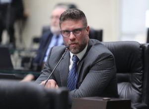 sem-sucessor-definido,-ratinho-junior-ve-esquerda-avancar-no-parana-em-2026