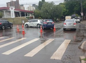 viaturas-da-guarda-municipal-e-policia-civil-batem-em-cruzamento-no-centro-de-cascavel