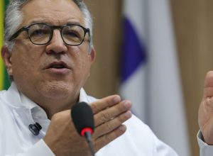 “nao-vamos-negar-aos-nossos-filhos-o-direito-a-vacina”,-diz-padilha