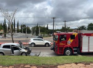 corpo-de-bombeiros-controla-incendio-em-veiculo-na-rua-da-lapa-em-cascavel