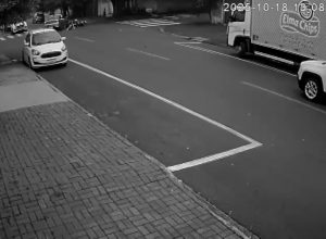 camera-registra-acidente-que-deixou-motociclista-ferido-em-cascavel