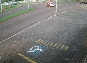 camera-de-seguranca-flagra-momento-de-acidente-entre-moto-e-carro-no-bairro-coqueiral