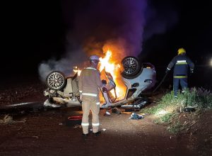 porsche-capota-e-pega-fogo-apos-sair-da-pista-na-br-467,-em-cascavel