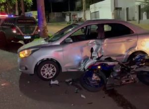 motociclista-sofre-fratura-apos-acidente-entre-carro-e-moto-no-bairro-coqueiral,-em-cascavel